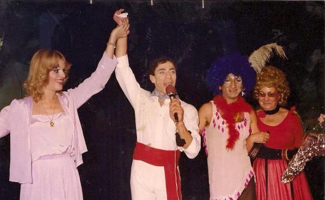 Juanito de Triana, a la izquierda, en una imagen en la que también aparece La Otxoa -segundo por la derecha- .