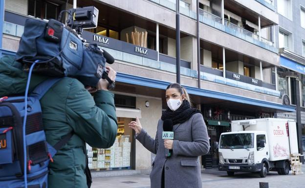 La presencia de medios de comunicación llegados desde Madrid es notoria en las inmediaciones del despacho donde trabajará Urdangarin. 