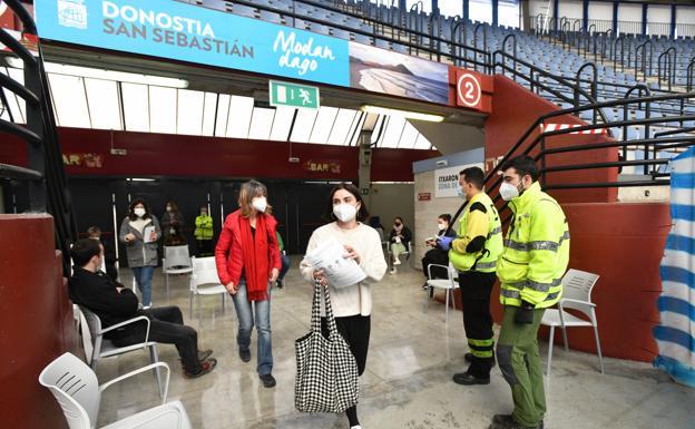 Galería. Miren Agirre, de blanco, e Inés Ezeiza antes de entrar a vacunarse