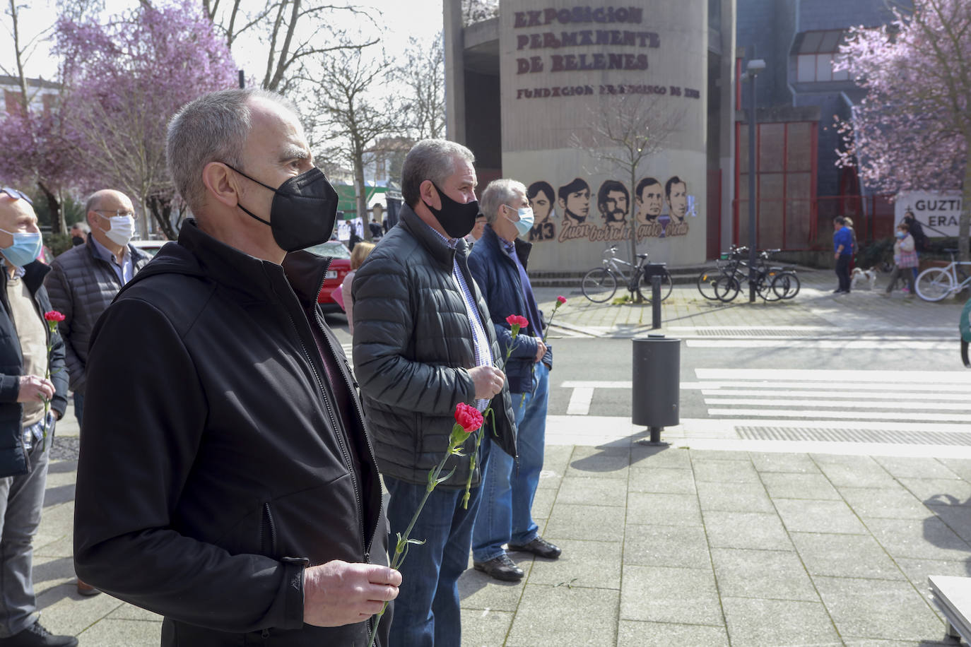 Como cada año en esta fecha, integrantes de la Asociación de Víctimas 3 de marzo-Martxoak 3 elkartea han estado presentes en la ofrenda floral con la que familiares, ciudadanos anónimos, partidos políticos y centrales sindicales rinden tributo a los fallecidos.