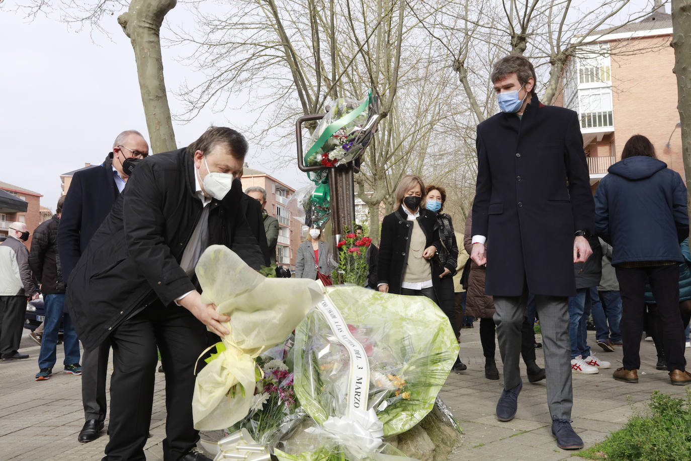 Al filo de las once de la mañana han llegado representantes del Partido Nacionalista Vasco (PNV) a las inmediaciones de la iglesia de San Francisco. Entre ellos se encontraba el presidente de la formación en Álava (ABB), José Antonio Suso, que ha acudido en compañía del diputado general, Ramiro González, y el alcalde de Vitoria, Gorka Urtaran. 