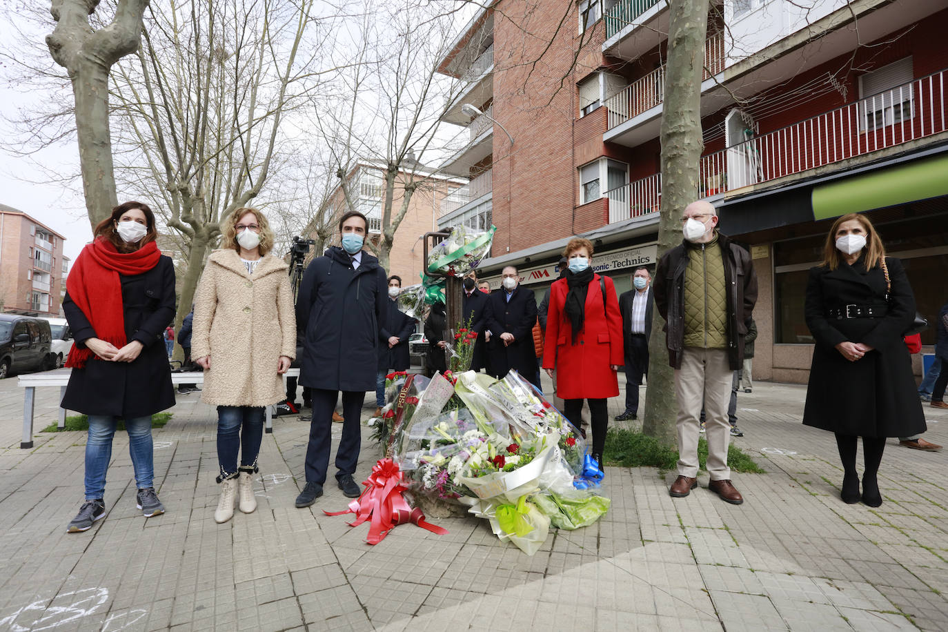 Poco antes del mediodía ha llegado el turno de los socialistas, que han tomado parte en el homenaje a las víctimas con una nutrida representación. Entre ellos, la secretaria general del PSE en Álava, Cristina González; la teniente de alcalde en el Ayuntamiento de Vitoria, Maider Etxebarria y Javier Hurtado, consejero de Turismo, Comercio y Consumo. De igual modo, ha estado presente la vicelehendakari y secretaria general del PSE, Idoia Mendia, que ha depositado un ramo de flores.