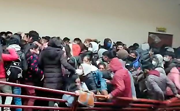 Tragedia en Bolivia: Al menos siete universitarios mueren en Bolivia tras caer de un cuarto piso al romperse una barandilla