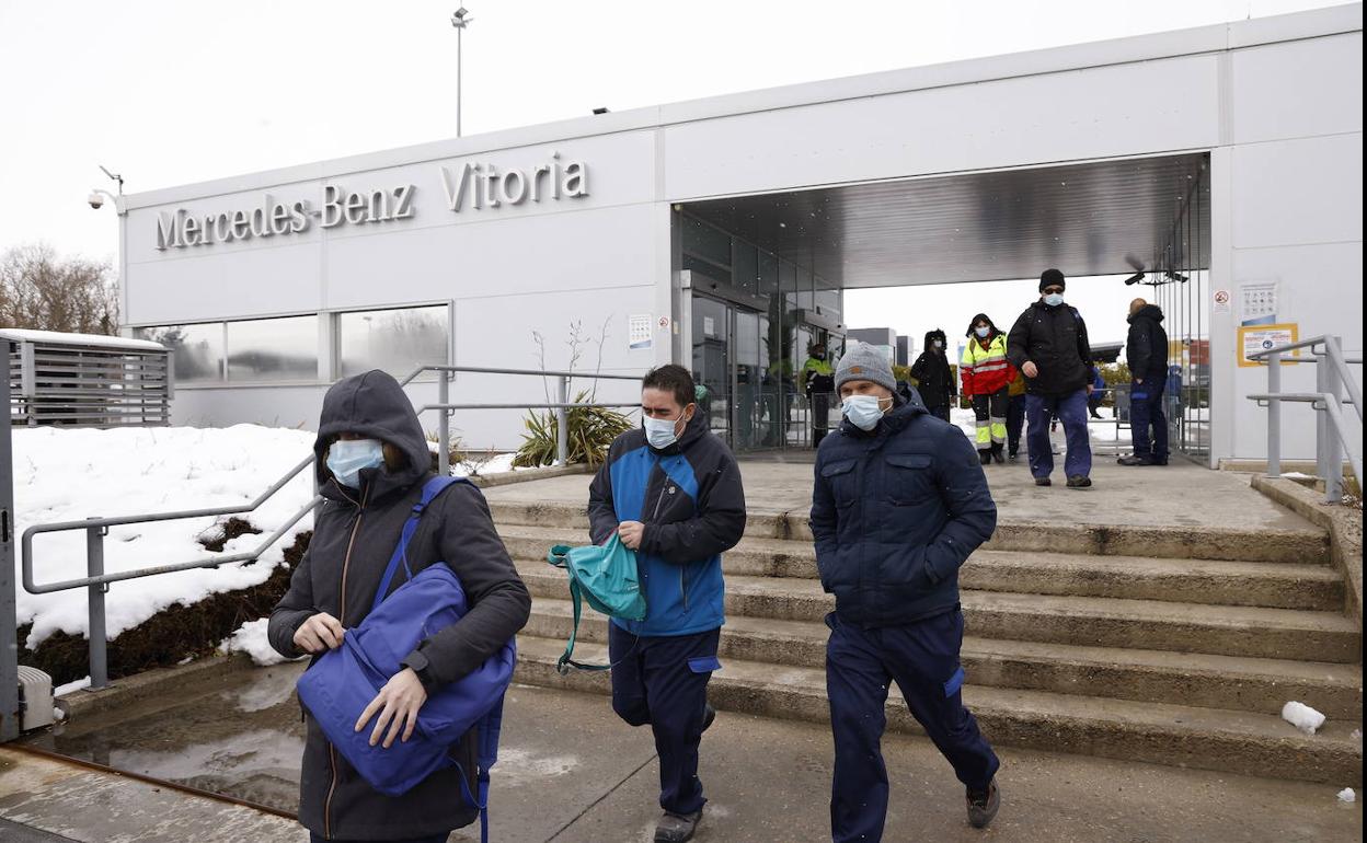 Trabajadores de Mercedes abandonan la planta de Vitoria tras el turno de mañana.