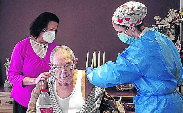 Osakidetza empieza a vacunar en casas tras resolver el problema de logística de las dosis