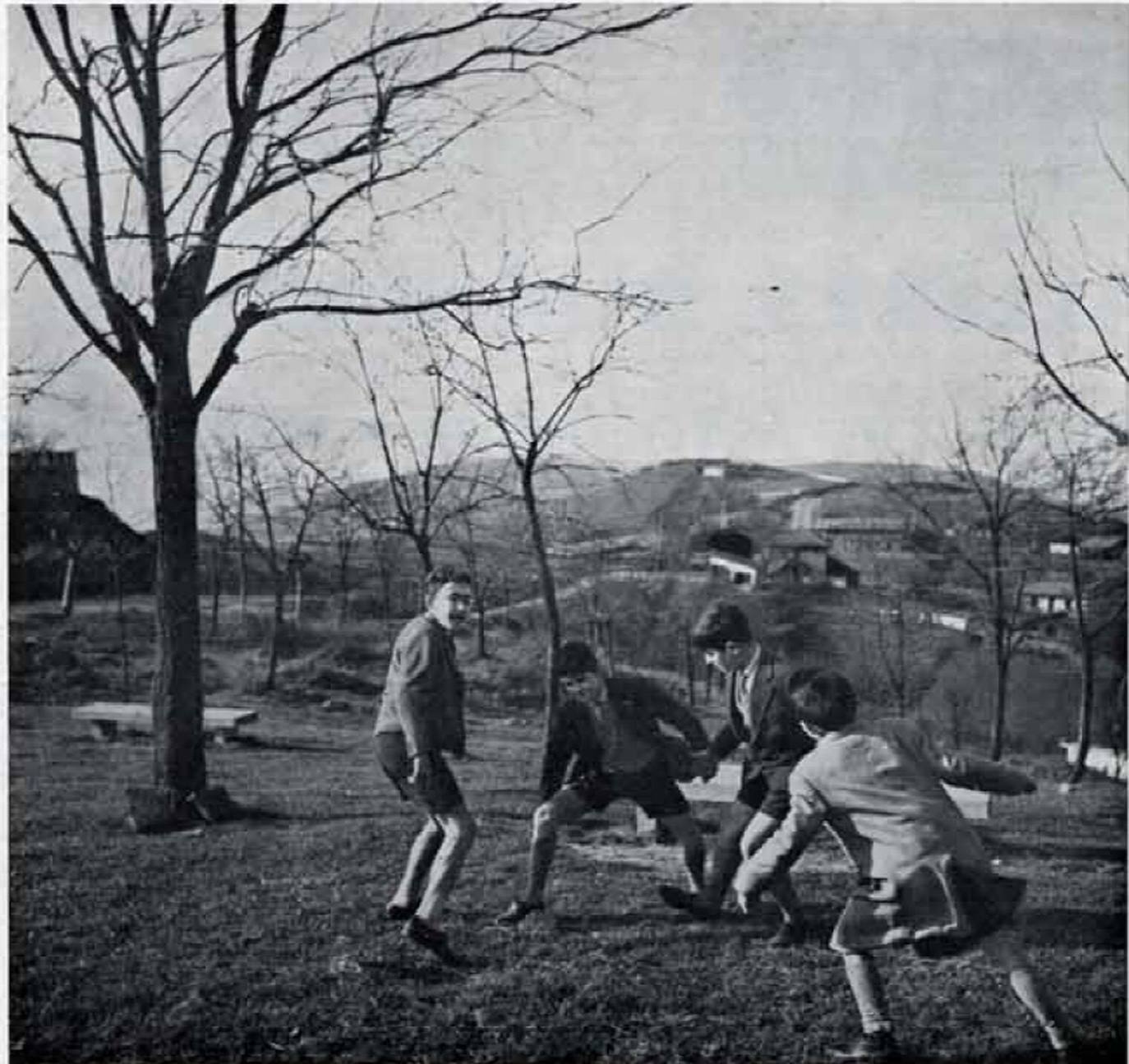 Unos niños juegan en Artxanda en 1951.