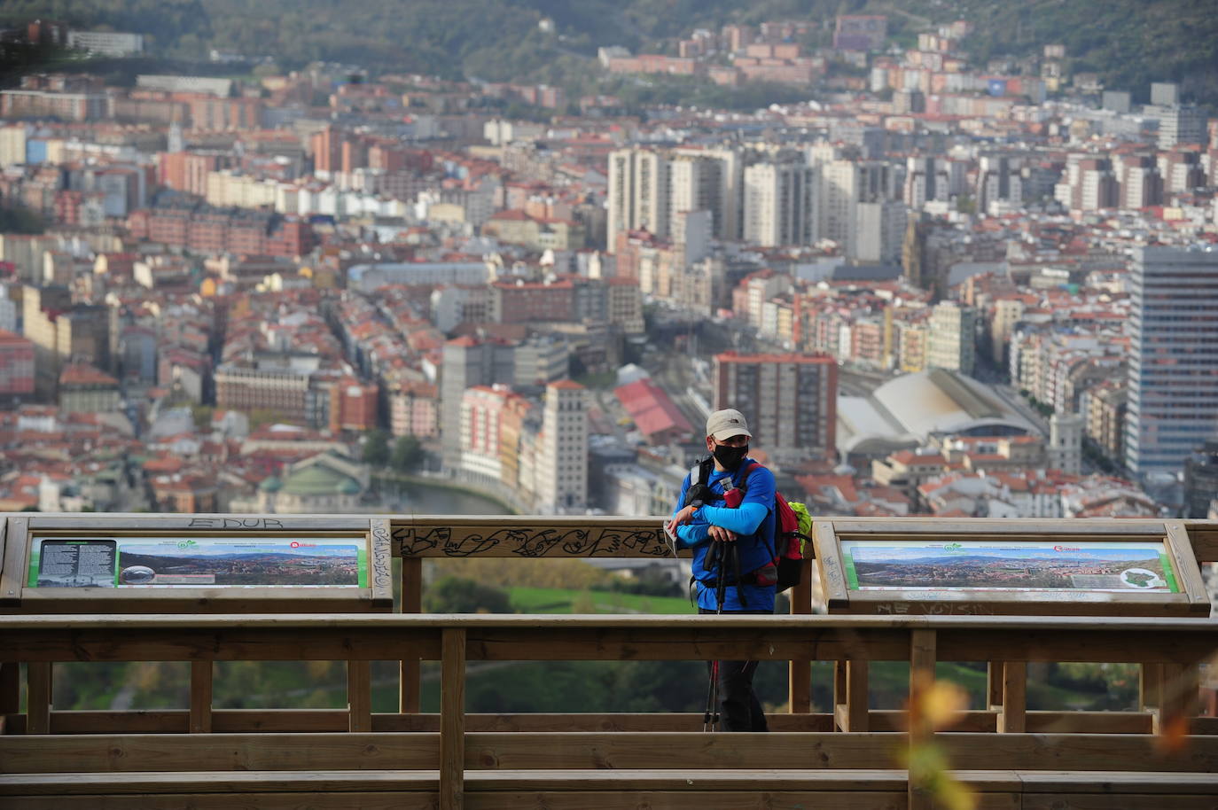 Un joven, en los paneles explicativos del mirador de Artxanda en la actualidad.