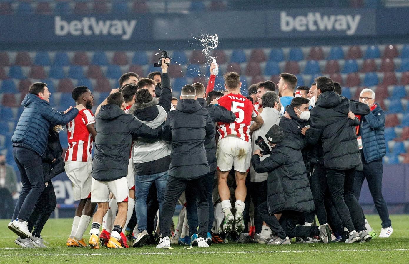 Así fue la celebración en el césped, en la grada y en el hotel: «Xalalala... ¡¡¡Athletic Club!!!»