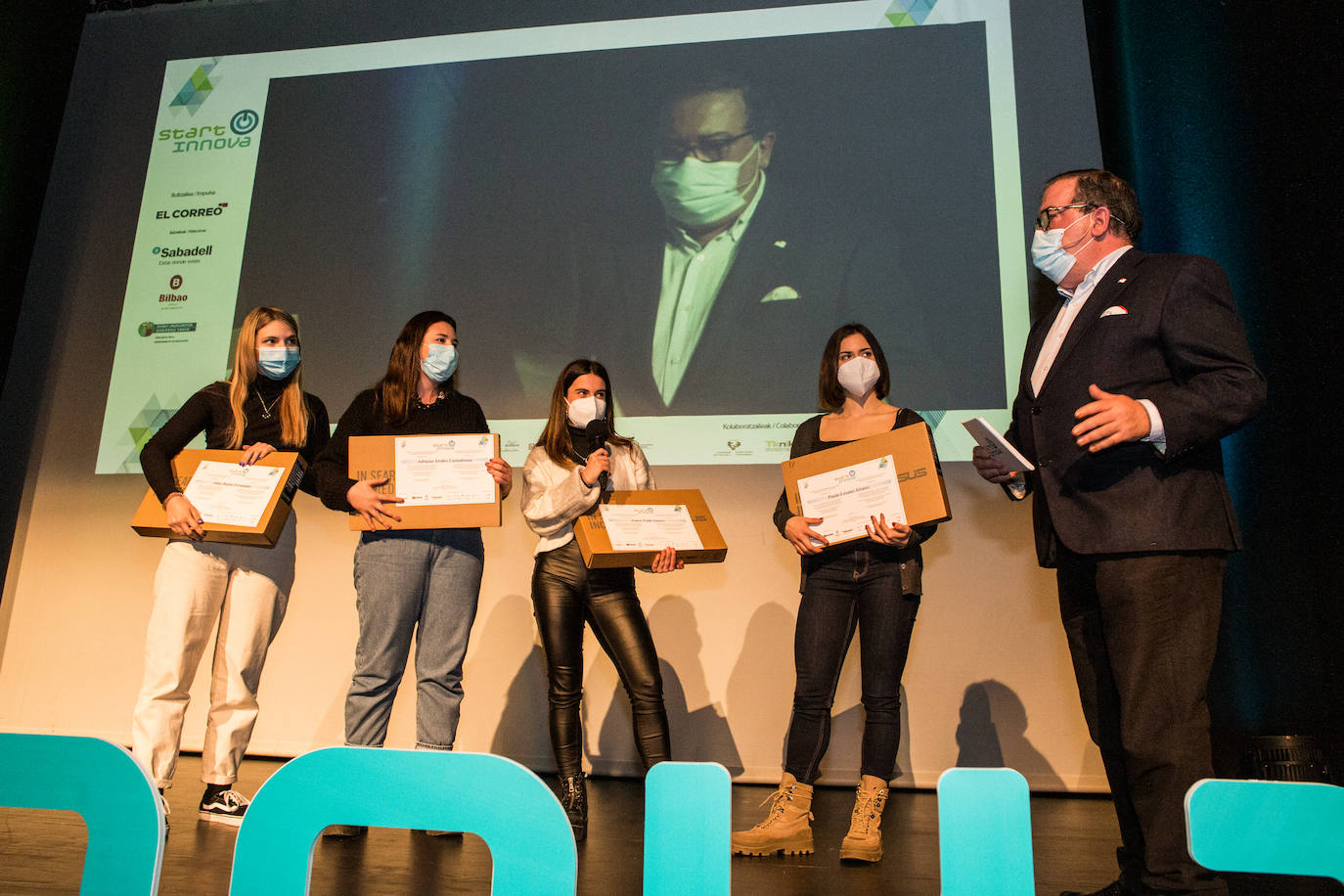 Fotos: STARTInnova entrega los premios a los jóvenes más emprendedores de Bizkaia y Álava