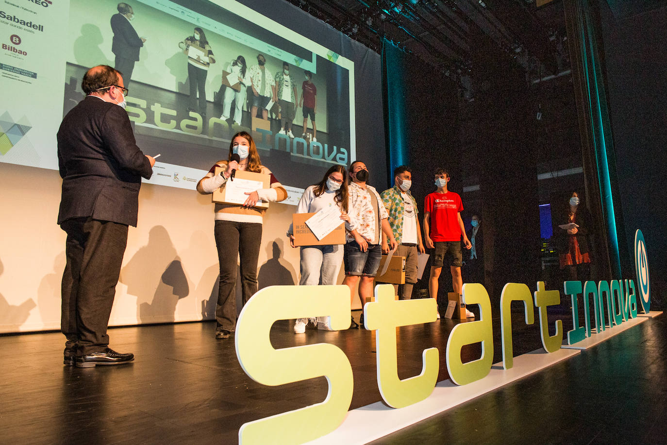 Fotos: STARTInnova entrega los premios a los jóvenes más emprendedores de Bizkaia y Álava