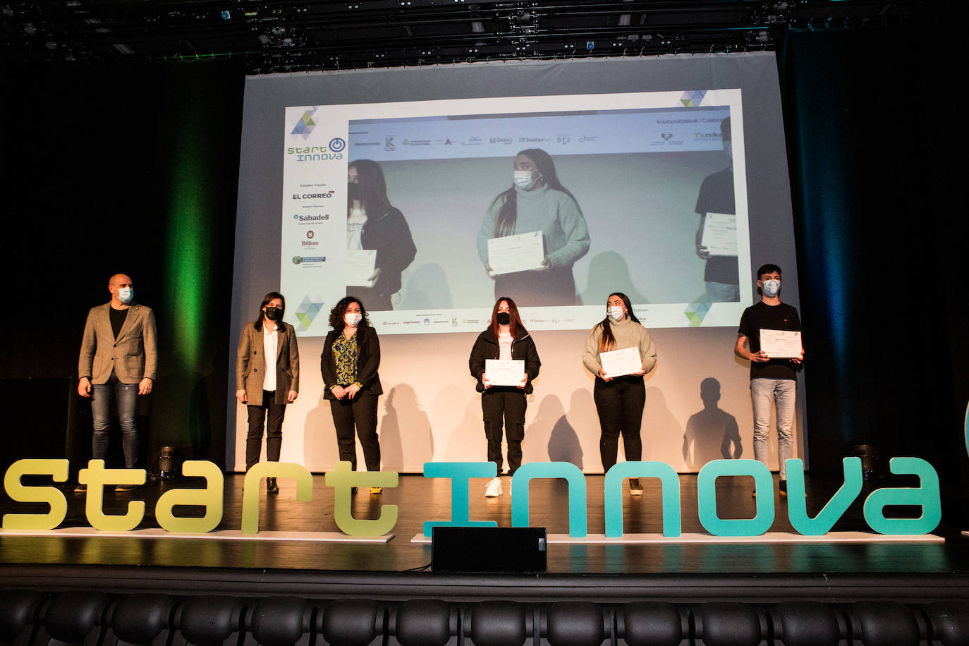 Fotos: STARTInnova entrega los premios a los jóvenes más emprendedores de Bizkaia y Álava