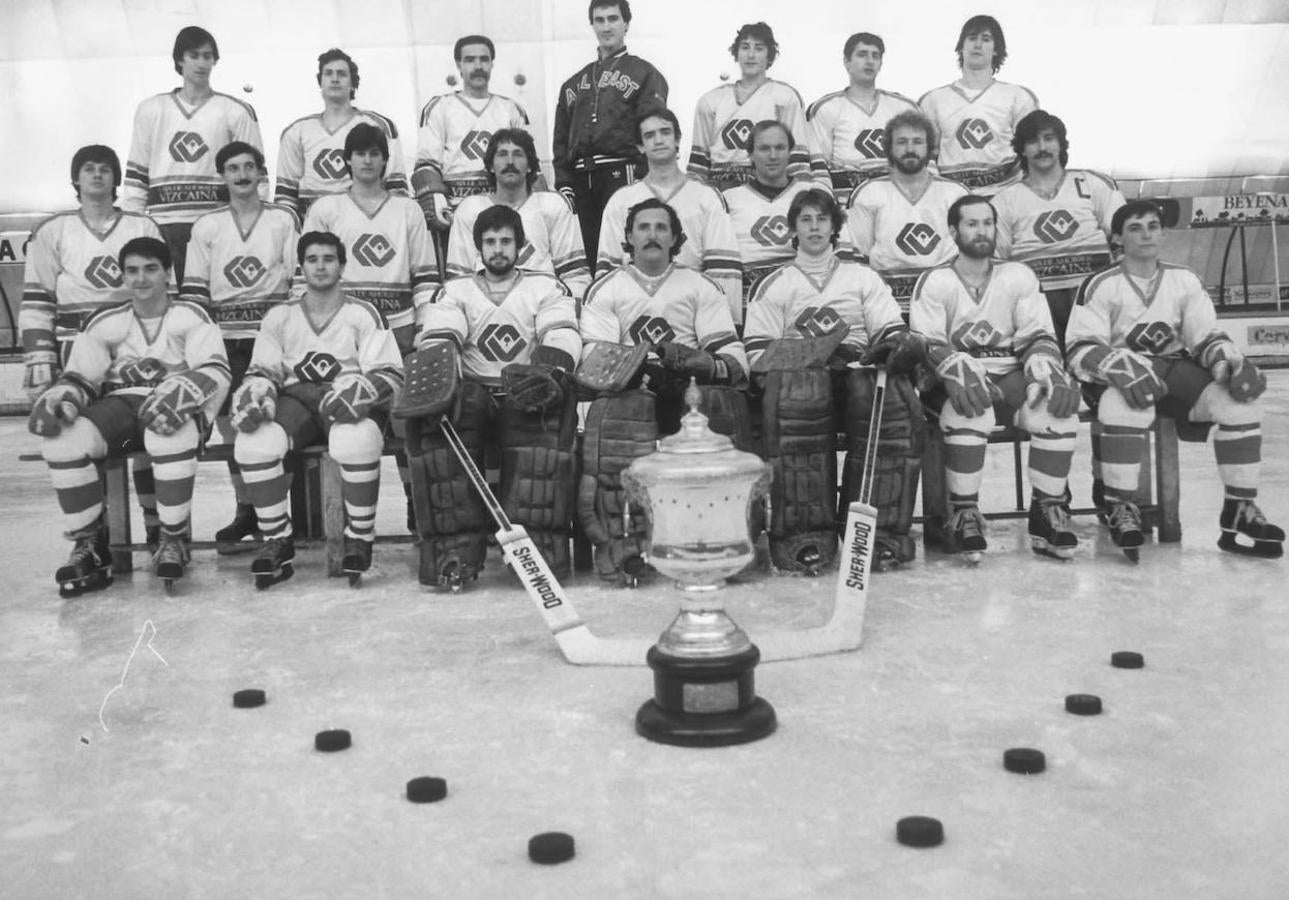 Foto de familia de la plantilla del Caja Bilbao de hockey sobre hielo en la pista de Nogaro en los años 70.