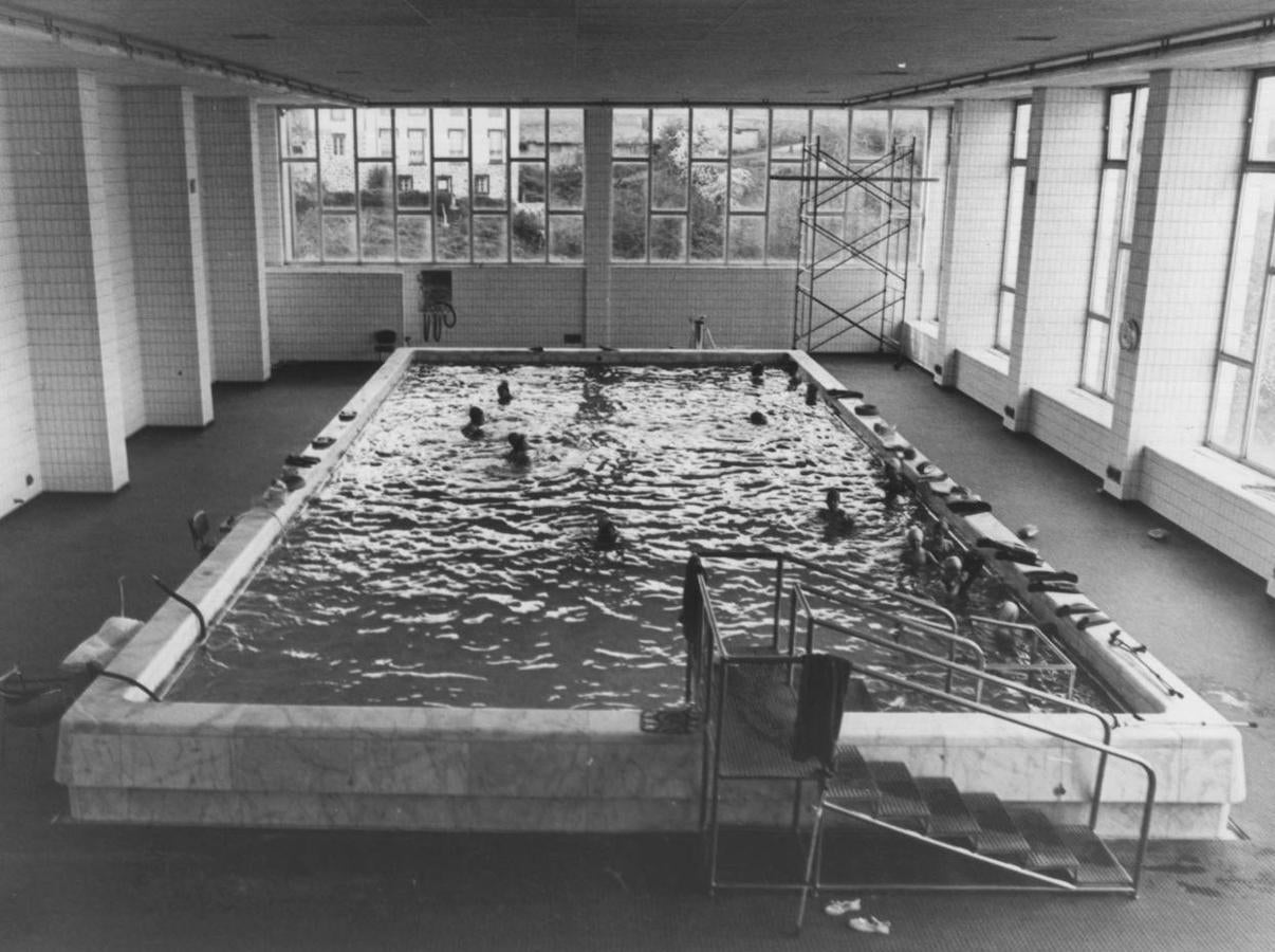 Vista de la piscina del Centro Intermutual de Rehabilitación (1980)