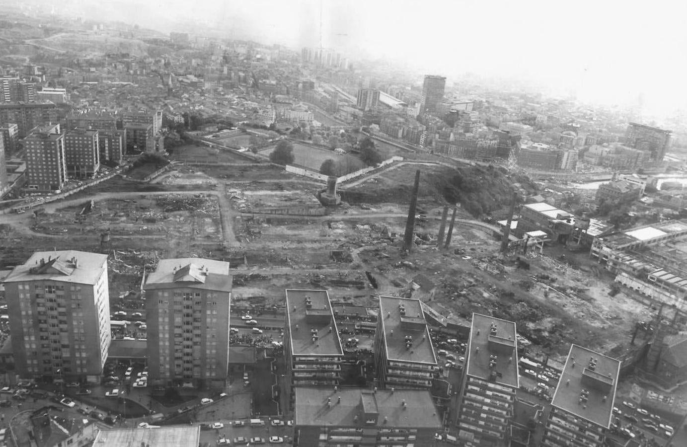 Vista de la zona donde ahora está el parque de Etxebarria en plena reconstrucción tras el cierre de la fábrica (1984)