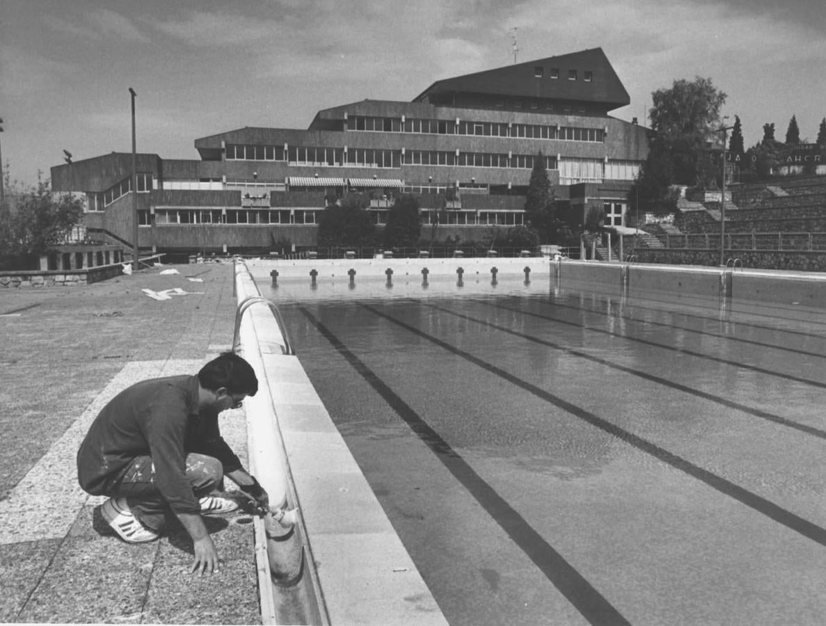 Un operario pinta parte de las piscinas exteriores del polideportivo de Artxanda (1990)
