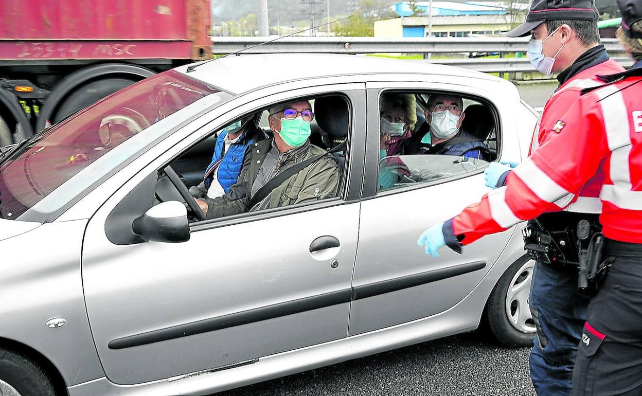Agentes de la Ertzaintza llevan a cabo un control sobre la movilidad en el peaje de Durango. 