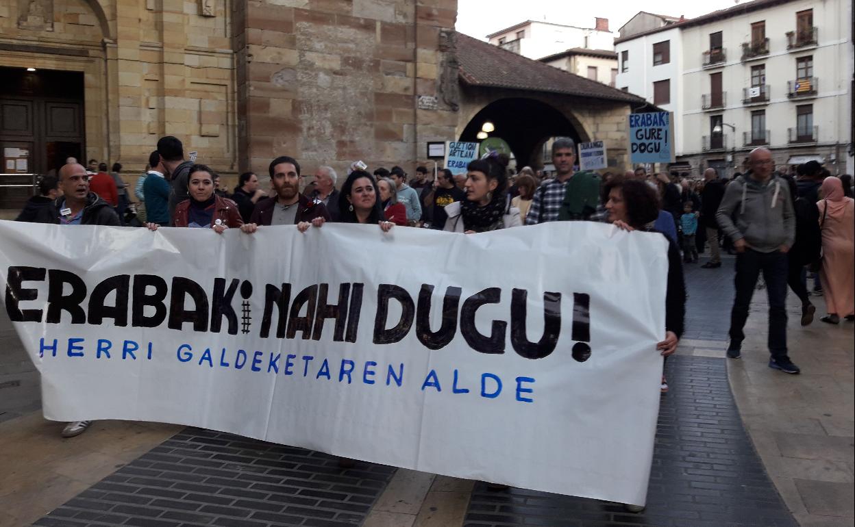 Manifestación multitudinaria a favor de la consulta que Erabaki convocó en Durango hace dos años. 