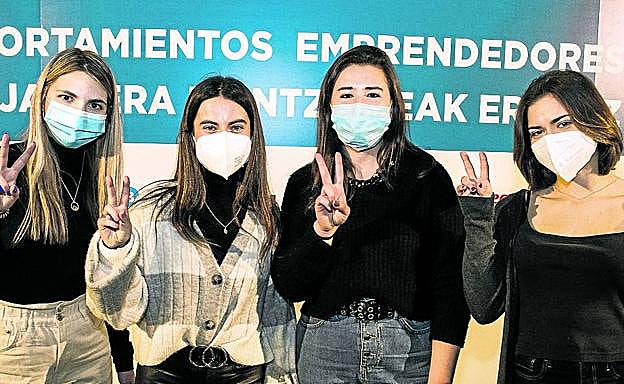 App para facilitar la compra a invidentes. El equipo del Colegio Francisco de Vitoria ganó en la categoría para mayores de 18 años por llevar el uso de la tecnología a un proyecto de calado social. 