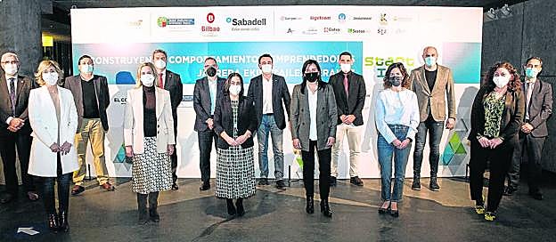 Patrocinadores y mentores. Jaime de la Cal, María Aldekoa, Silvestre Villa, Amaia del Campo, Javier Garcinuño, Alfredo Sánchez, Amaia Agirre, Mikel Torres, Aintzane Urkijo, Rikardo Lamadrid, Eider San Antonio, Josu Bergara, Ainhoa Salterain y Daniel Mikolta.