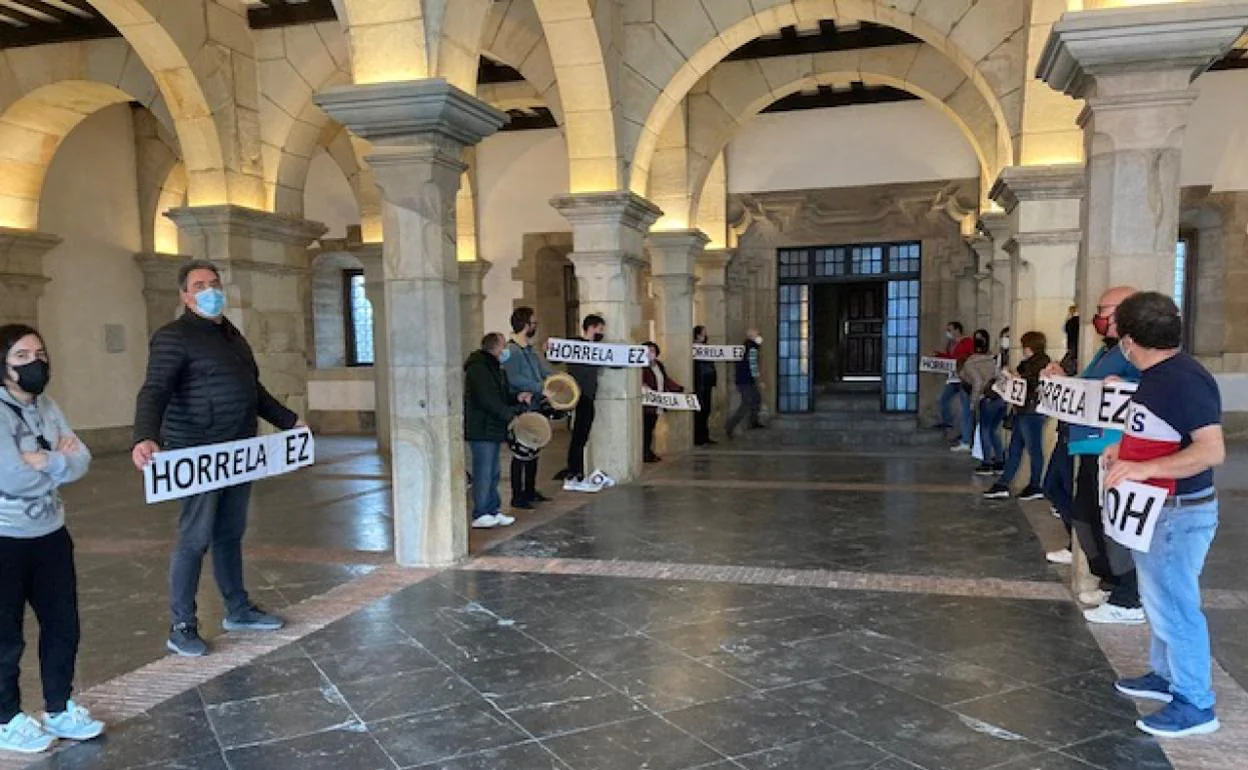 Un paseíllo de trabajadores en huelga esperaba a los concejales a la entrada al Ayuntamiento. 