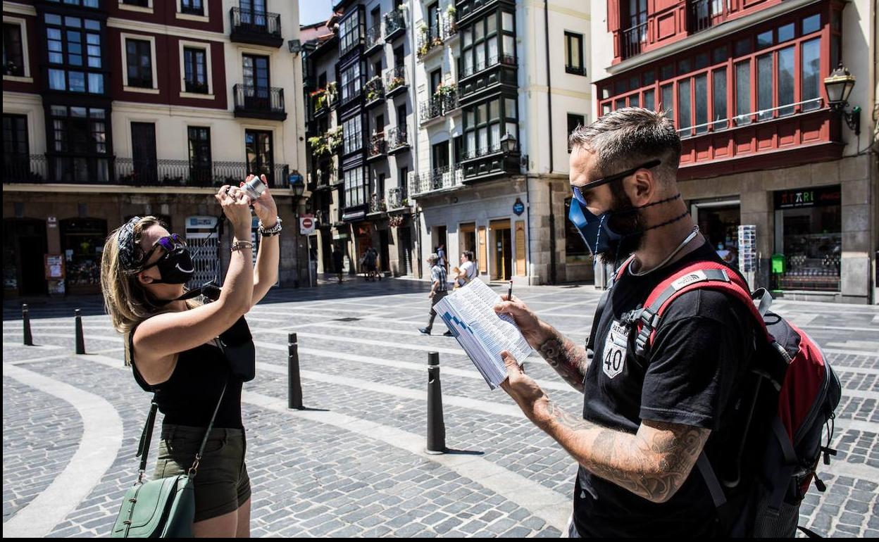 Dos turistas italianos visitan el Casco Viejo de Bilbao.