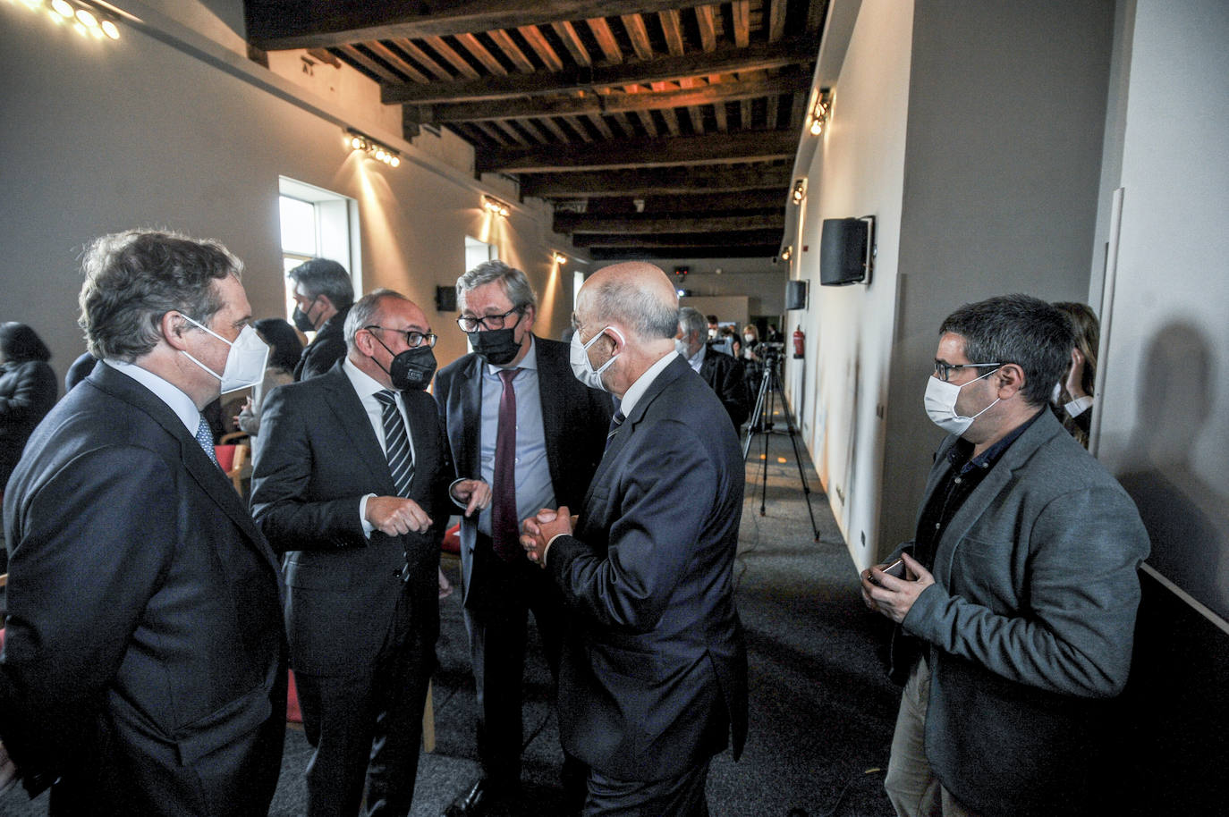 El diputado general de Álava, Ramiro González, charla con el presidente de las Juntas Generales, Pedro Elosegi, en presencia del director de EL CORREO, José Miguel Santamaría, y el presidente de Vocento, Ignacio de Ybarra.