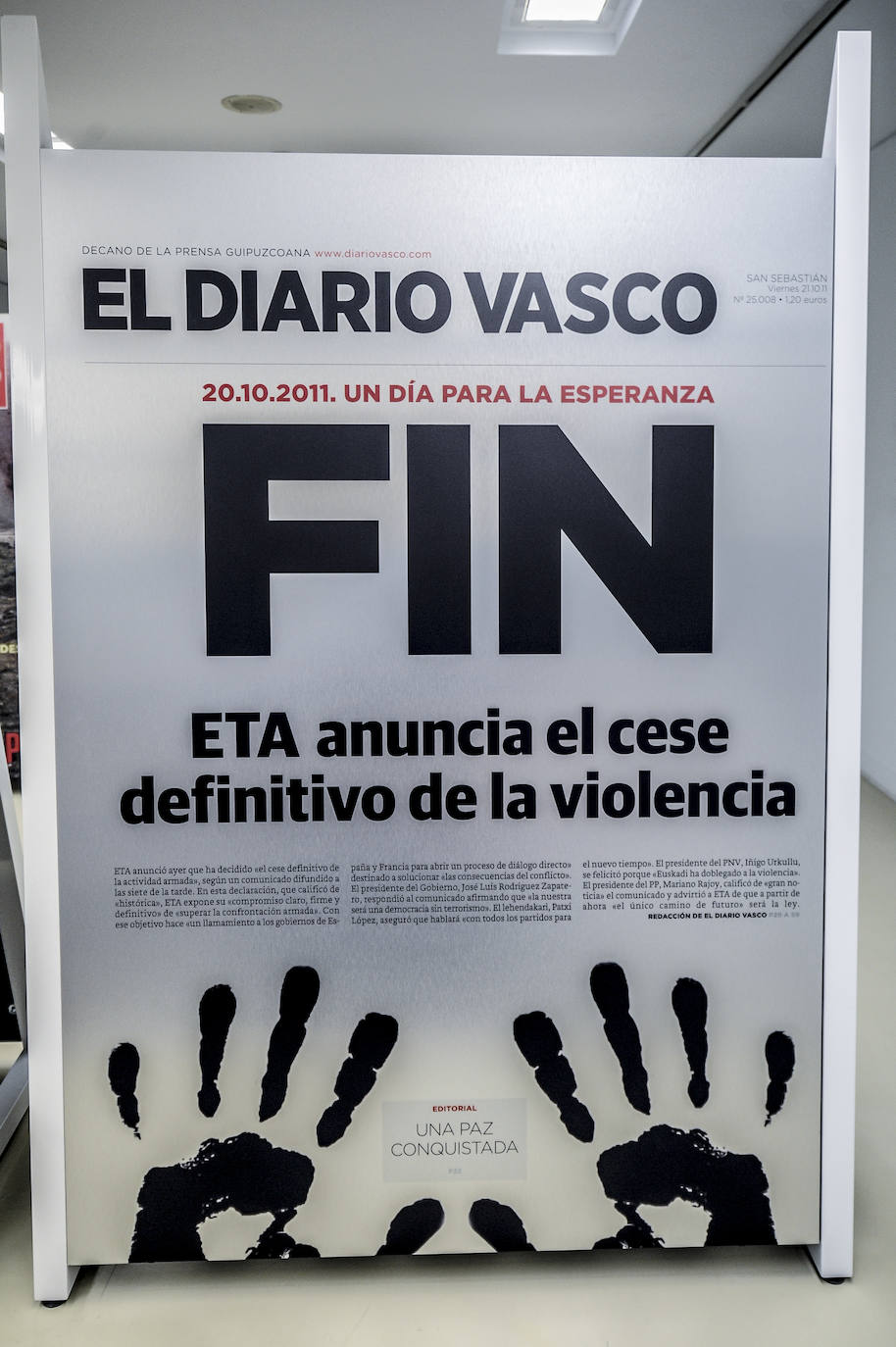 Distintas portadas y noticias que ilustran los paneles, de dos metros de altura, de la exposición.