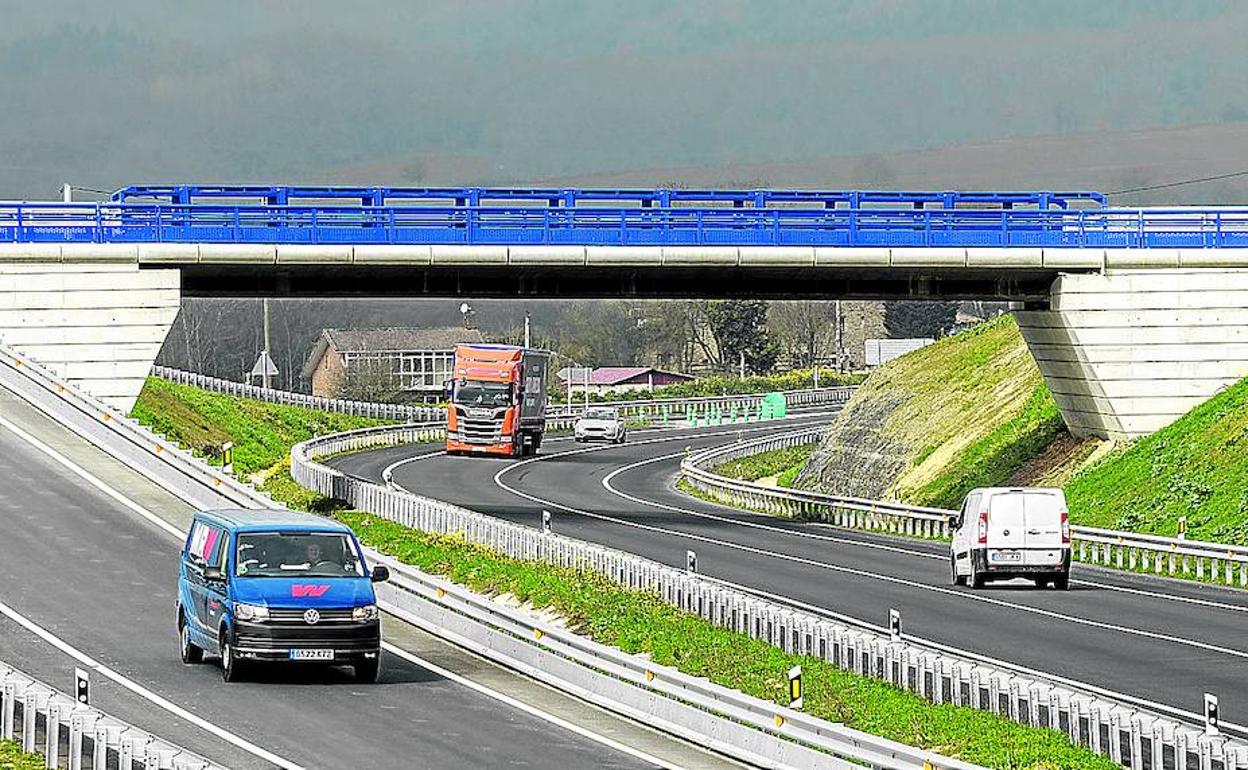 La eliminación de cambios de rasante y los puentes han conseguido reducir la peligrosidad de esta carretera.