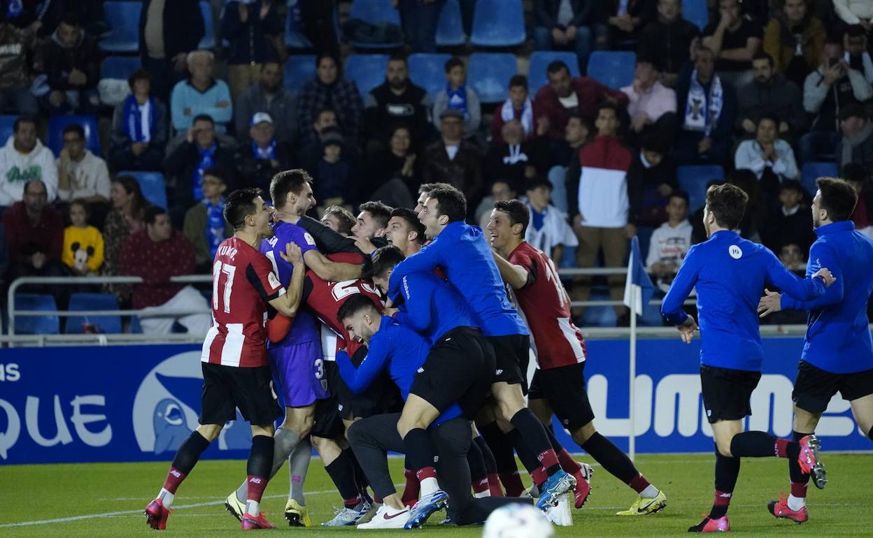 Los jugadores del Athletic felicitan a Ezkieta tras la tanda de penaltis de Tenerife la pasada campaña.