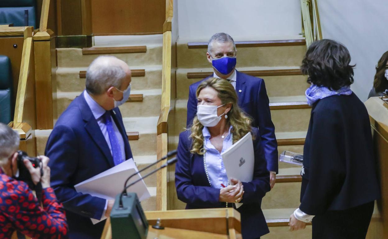 Josu Erkoreka, Gotzone Sagardui e Iñigo Urkullu, durante un pleno en el Parlamento vasco. 