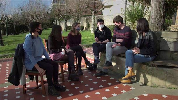 Bost bertsolari gazte Eider Perezekin.