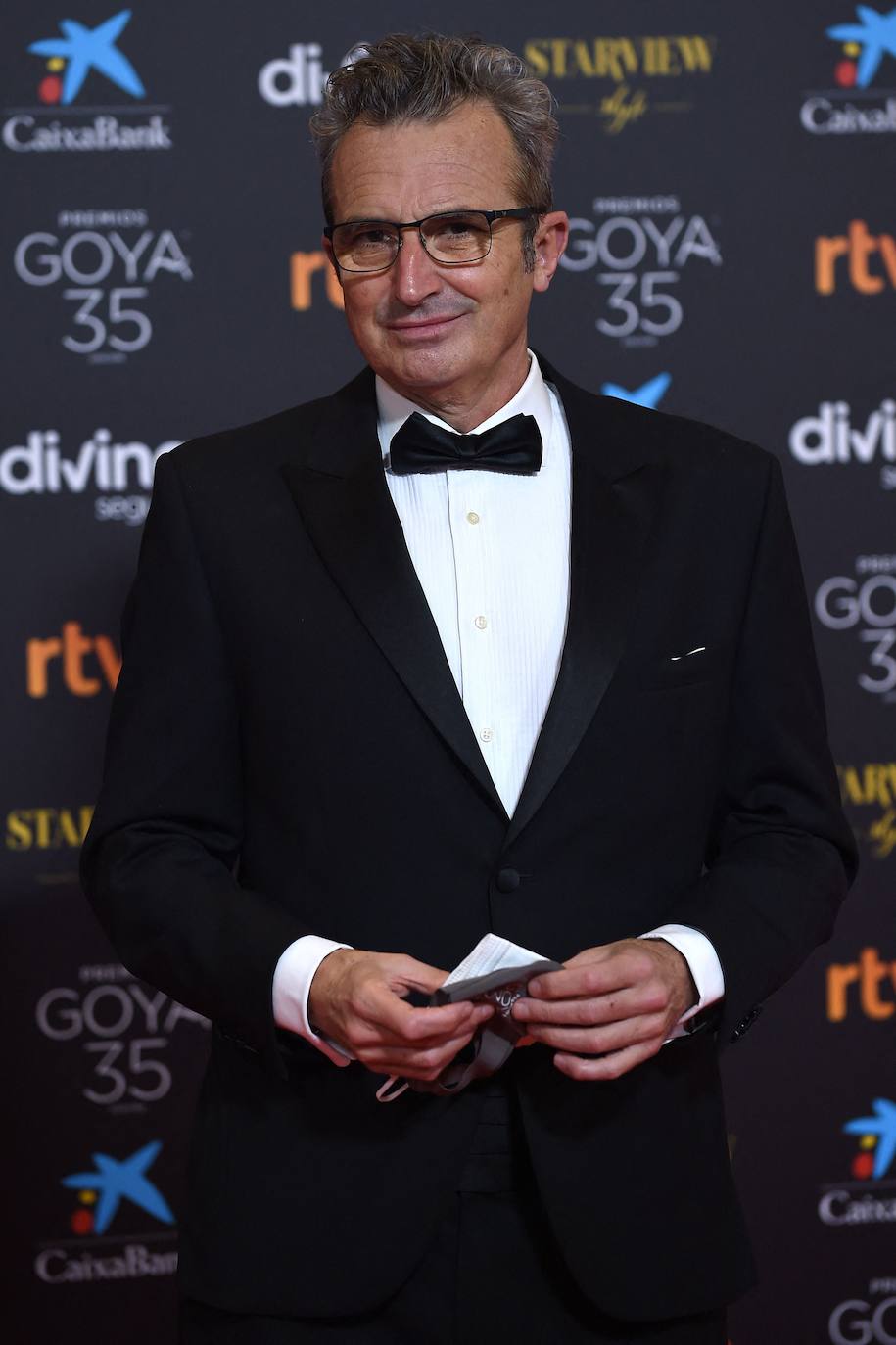 El presidente de la Academia Española de las Artes y las Ciencias Cinematográficas, Mariano Barroso, posa en la Alfombra Roja 