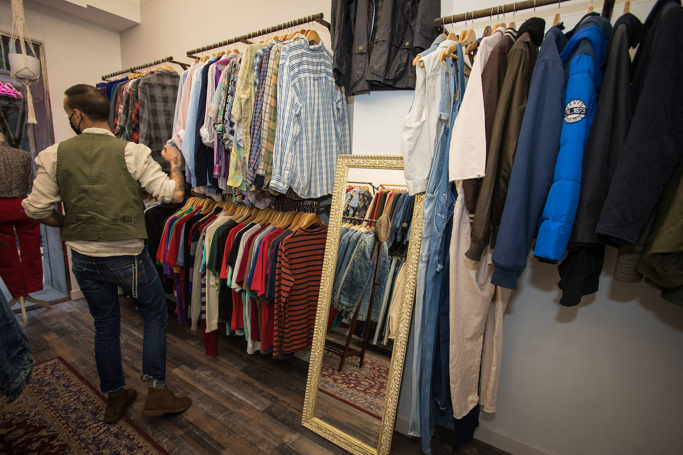 a lo largo destacar O Fotos: La tienda 'vintage' de ropa de segunda mano que nació en Bilbao en  plena pandemia | El Correo