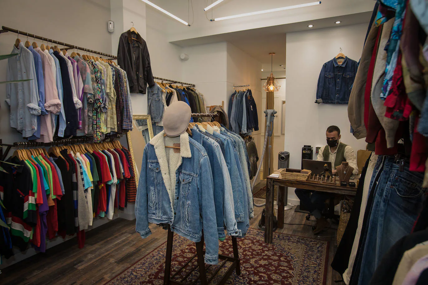 a lo largo destacar O Fotos: La tienda 'vintage' de ropa de segunda mano que nació en Bilbao en  plena pandemia | El Correo