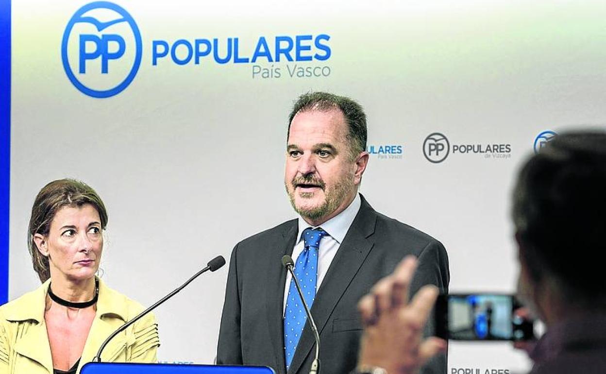 El presidente del PP vasco, Carlos Iturgaiz, y Laura Garrido. 