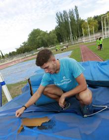 Imagen secundaria 2 - Algunos de los materiales en mal estado de la pista de atletismo de Mendizorroza. 