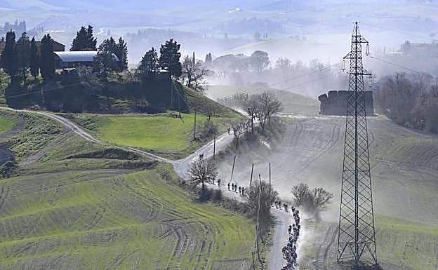 Los corredores levantan nubes de polvo sobre los caminos de sterrato. 