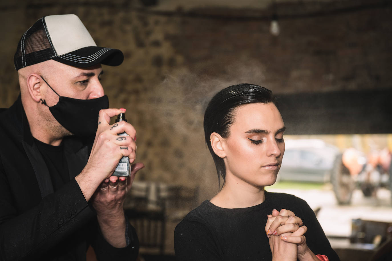 Unai Landa remata el peinado de Jone Laspiur.