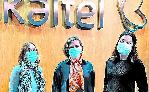 Berta Álvarez, en el centro, junto a otras dos empleadas.