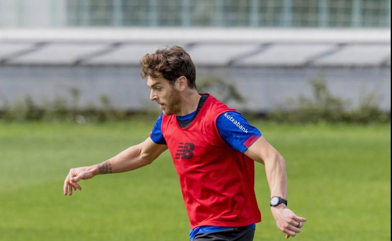 Ibai vuelve a ser titular un año después y Balenziaga juega como central