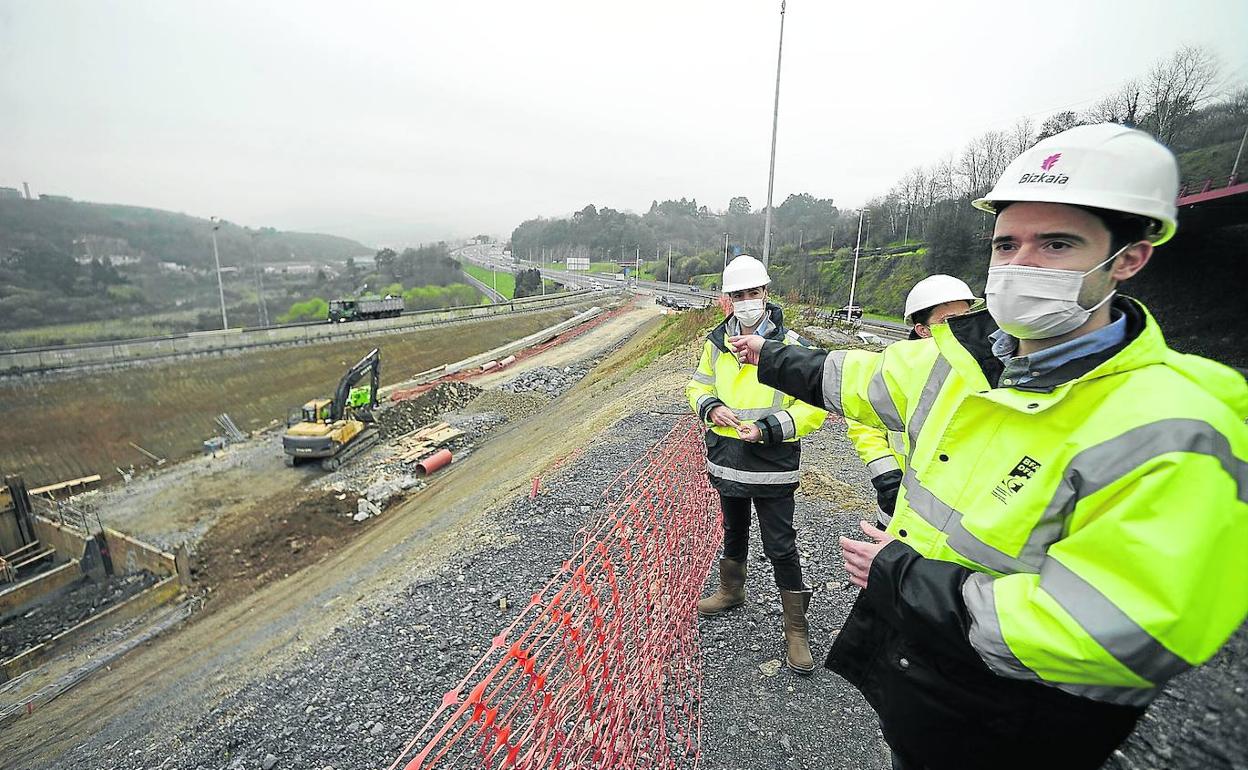 El ingeniero foral José Miguel de la Fuente, en primer término, y el diputado Imanol Pradales explican cómo se desarrollarán las obras. 