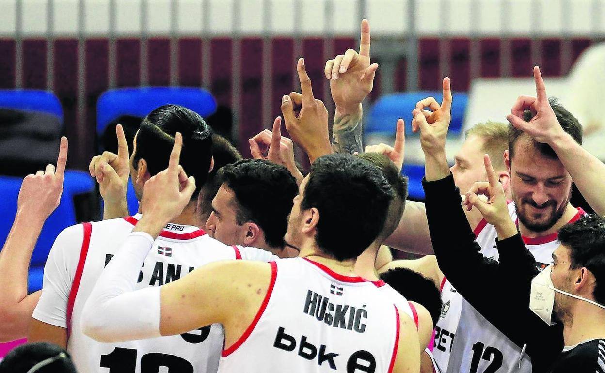 Los jugadores del Bilbao Basket dedicaron la victoria en el derbi ante el GBC a 'Corti', periodista de El Correo fallecido el sábado. 