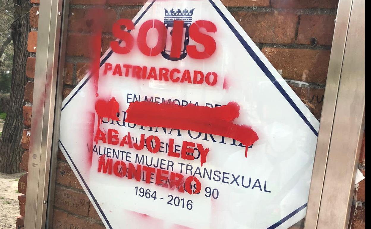 Vandalizan la placa de 'La Veneno' en el Parque del Oeste de Madrid con pintadas contra la 'Ley Trans'