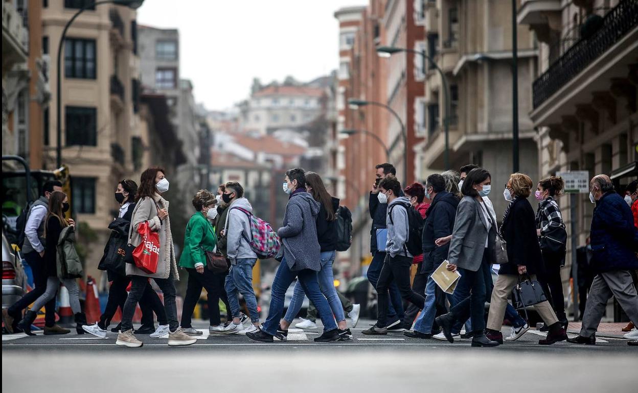 La tercera ola golpea a los vascos de 40 a 64 años y reduce su efecto en los mayores 