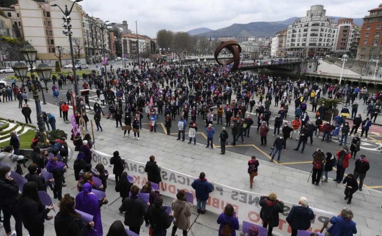 Manifestación 8M Bilbao: Cientos de personas se echan a la calle en Bilbao contra la brecha en salarios y en pensiones y por el reconocimiento de los cuidados