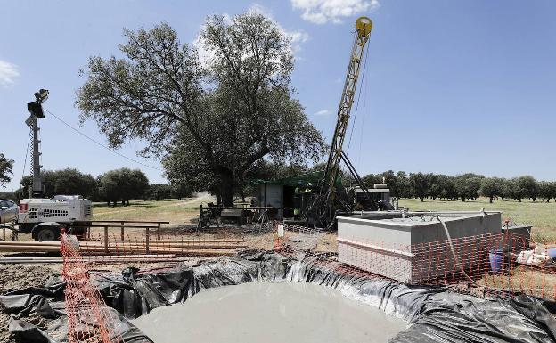 Cata de litio en la dehesa del Cañaveral, en Cáceres. Al menos dos proyectos buscan extraer litio de la tierra extremeña 