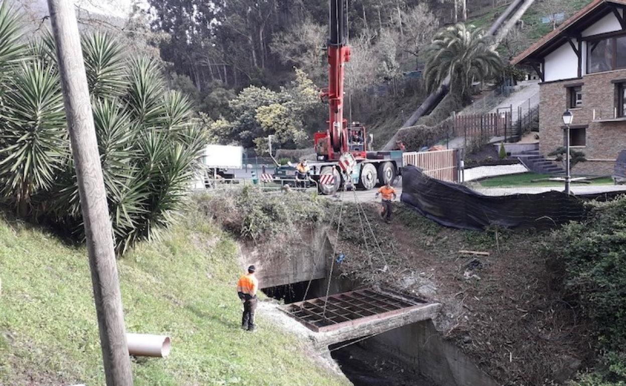 Operarios trabajando en la retirada de la reja. 