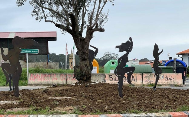 'Akelarre', creación artística de Susana Sertutxa que homenajea el 8-M en Barrika. 