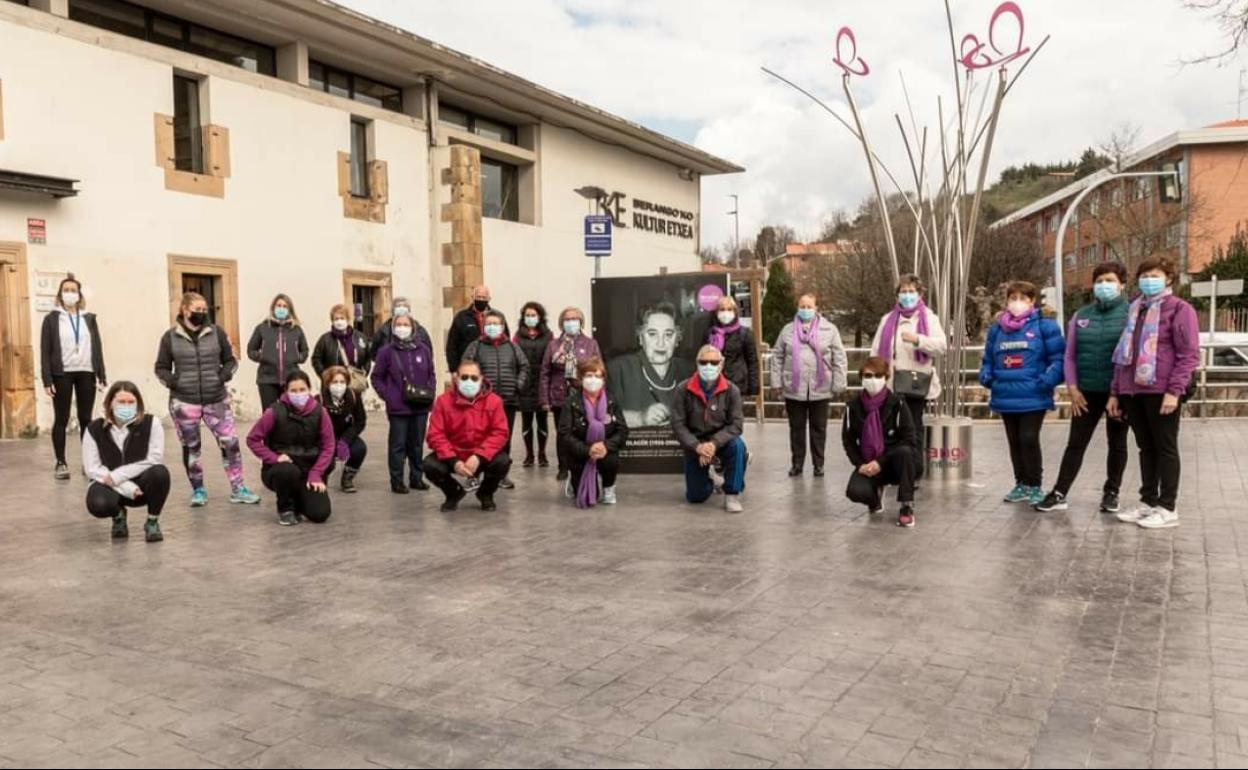 Un grupo de vecino, frente a uno de los paneles. 