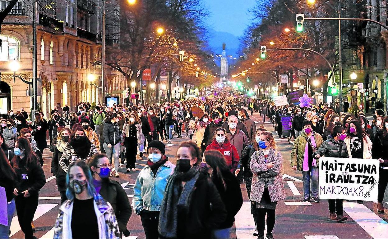 Los manifestantes recorrieron la Gran Vía desde el Sagrado Corazón y la marcha concluyó frente al Ayuntamiento con la lectura de un manifiesto.